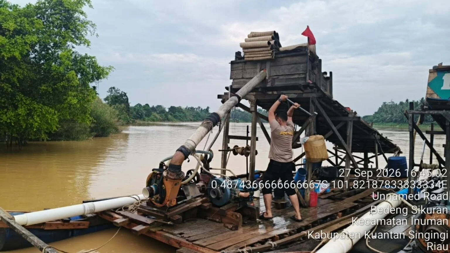 Polres Kuansing Tindak Lanjuti Layanan 110, Empat Rakit PETI di Sungai Kuantan Dirusak
